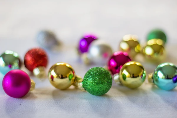 Akce KJM: Vánoční stromeček v pokoji stojí, děti ho po roce svátečně strojí