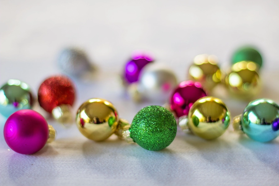 Akce KJM: Vánoční stromeček v pokoji stojí, děti ho po roce svátečně strojí