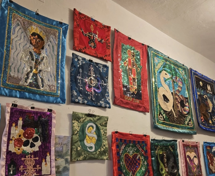 Akce KJM: Drapa aneb posvátné vlajky haitského vúdú