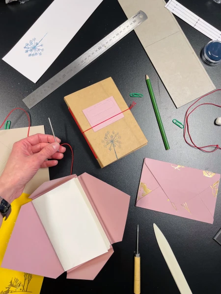 Akce KJM: Knihaření s Knihařkou – Vyrob si svůj sešit s Knihařkou