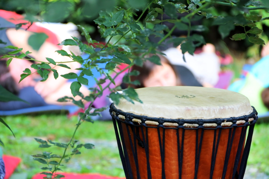 Akce KJM: Relaxační bubnování v zahradě